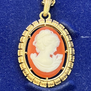 AVON reversible faux cameo pendant necklace, original box