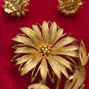 LISNER gold tone flower brooch/clip earrings set image 4
