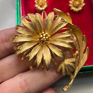 LISNER gold tone flower brooch/clip earrings set image 2