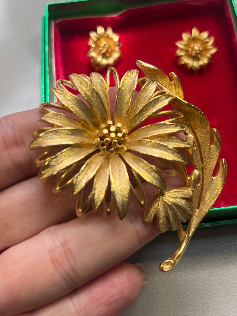 LISNER gold tone flower brooch/clip earrings set image 2