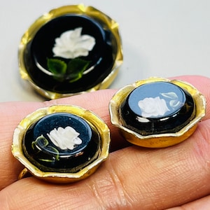 Vintage gold tone lucite rose brooch w/matching screwback earrings