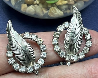 ヴィンテージ風ガラスラインストーンのオープンサークル、中央に葉の模様があしらわれたクリップピアス