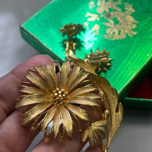 LISNER gold tone flower brooch/clip earrings set image 5