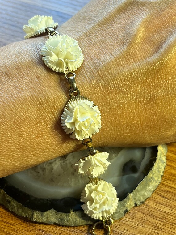 Vintage gold tone white floral bracelet - image 3