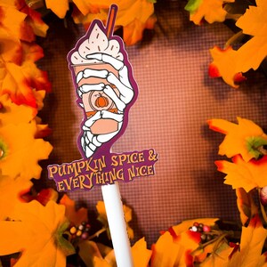 Épices de citrouille et tout belle main squelette | Autocollant effrayant de latte aux épices de citrouille | Autocollant imperméable illustré automne automne Halloween
