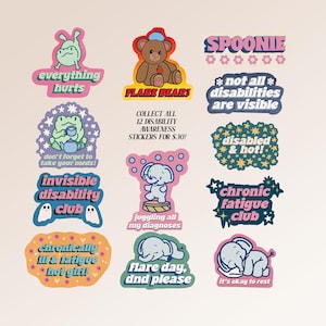 K&ouml;nnte beinhalten: Eine Sammlung von 12 Aufklebern zum Thema Behinderung. Die Aufkleber zeigen Illustrationen von Frosch, B&auml;r und Elefant, zusammen mit S&auml;tzen wie "Alles tut weh" und "Chronic Fatigue Club".