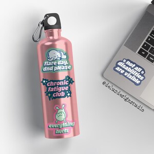 K&ouml;nnte beinhalten: Eine rosa Metallwasserflasche mit schwarzem Deckel und silbernem Karabiner. Die Flasche hat drei Aufkleber: "Flare day, dnd please", "chronic fatigue club" und "everything hurts". Im Hintergrund befindet sich ein Laptop mit einem Aufkleber mit der Aufschrift "* not all * disabilities are visible".