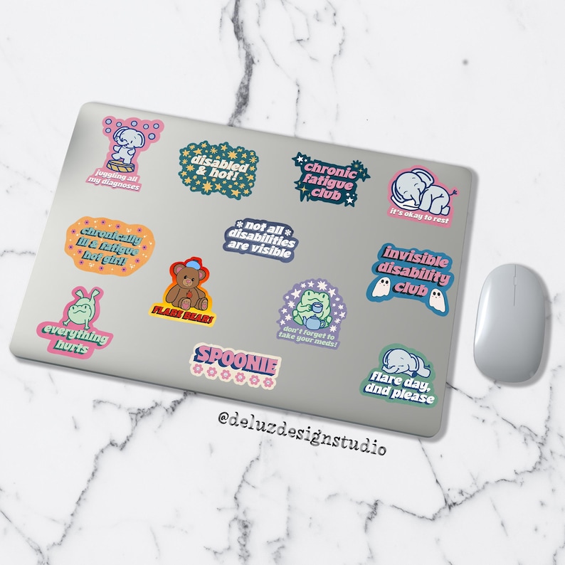K&ouml;nnte beinhalten: Ein Laptop, der mit bunten Aufklebern mit verschiedenen Designs und Texten bedeckt ist. Aufkleber enthalten S&auml;tze wie "chronic fatigue club", "invisible disability club" und "flare day, dnd please". Eine Computermaus ist rechts zu sehen.