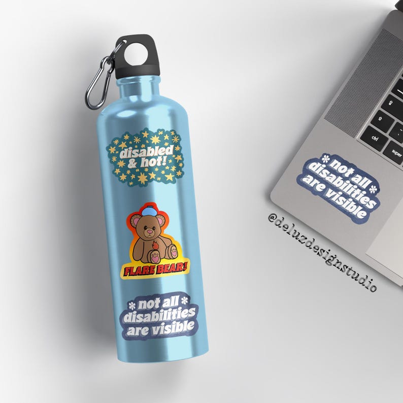 K&ouml;nnte beinhalten: Eine hellblaue Wasserflasche mit schwarzem Deckel und silbernem Karabinerhaken. Die Flasche hat Aufkleber mit den Aufschriften "disabled & hot!", "FLARE BEAR!" und "not all disabilities are visible". Ein Laptop mit einem Aufkleber "not all disabilities are visible" ist im Hintergrund.