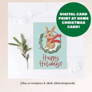 Baby Kaninchen Weihnachten Digital A2 Grußkarte | Weihnachtskarte mit Waldtieren und botanischen Kränzen | Frohe Feiertage Häschen-Tierkarten