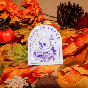 Lire en paix Autocollants bookish holographiques | Autocollants de livres effrayants | Autocollants Kindle | Lecteur squelette | Journal du livre de la saison d'automne d'Halloween