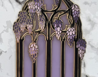 Pin esmaltado de la ventana de la catedral con glicinias oscuras