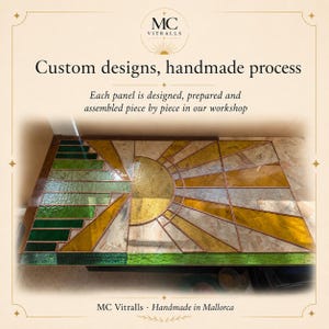 Puede incluir: Un panel de vidriera con un diseño de rayos de sol compuesto por segmentos de vidrio texturizado amarillo, verde y transparente unidos por cobre. Texto: MC Vitralls, Custom designs, handmade process, Each panel is designed, prepared and assembled piece by piece in our workshop, MC Vitralls · Handmade in Mallorca.
