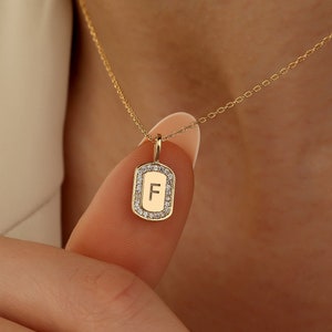 Colar com letras personalizadas, colar com disco de halo inicial e pedras preciosas, colar com iniciais minimalistas, presente para mãe, pingente com letras personalizadas