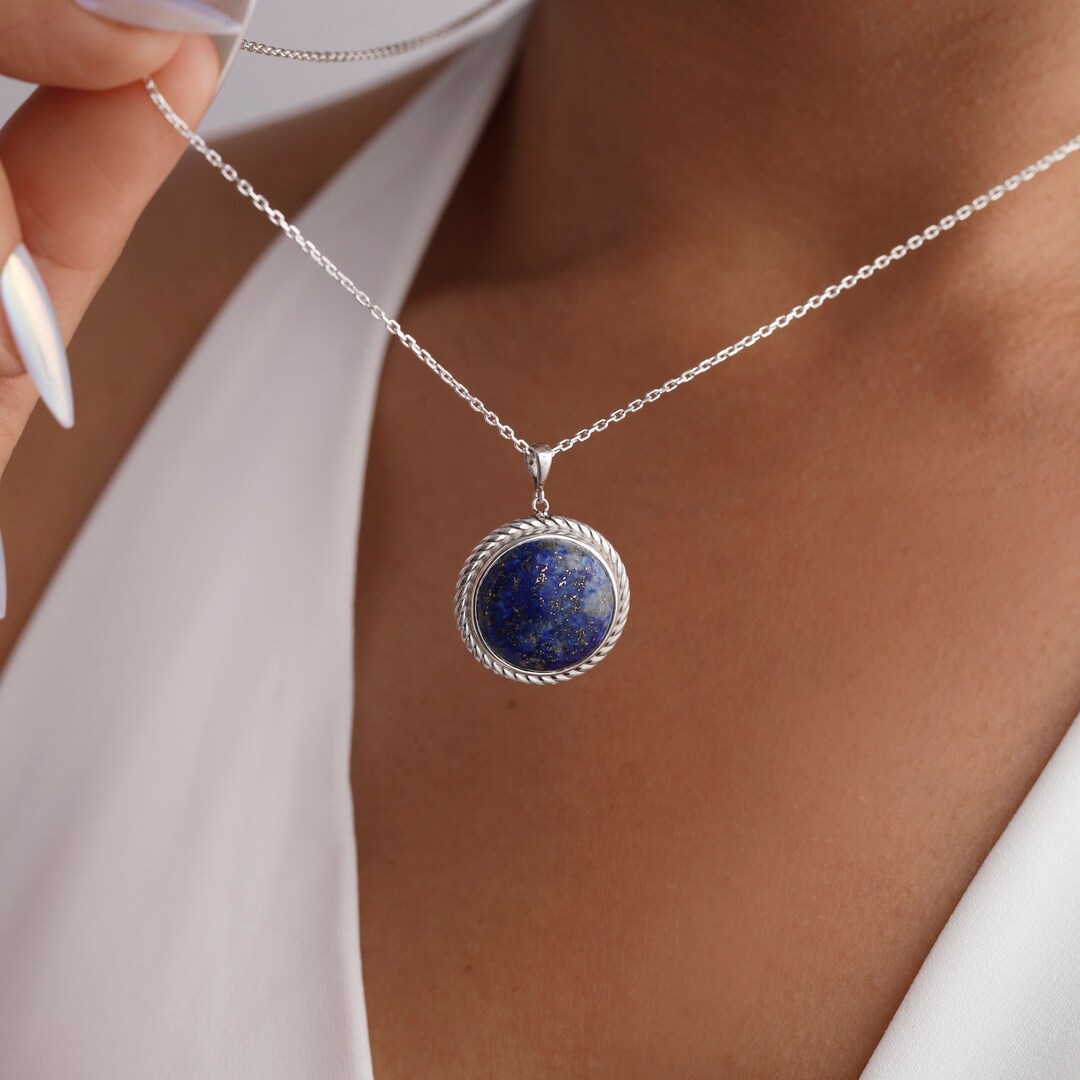 Minéraux et pierres précieuses. Collier Lapis Lazuli. 74.96 ct. Forme ovale
