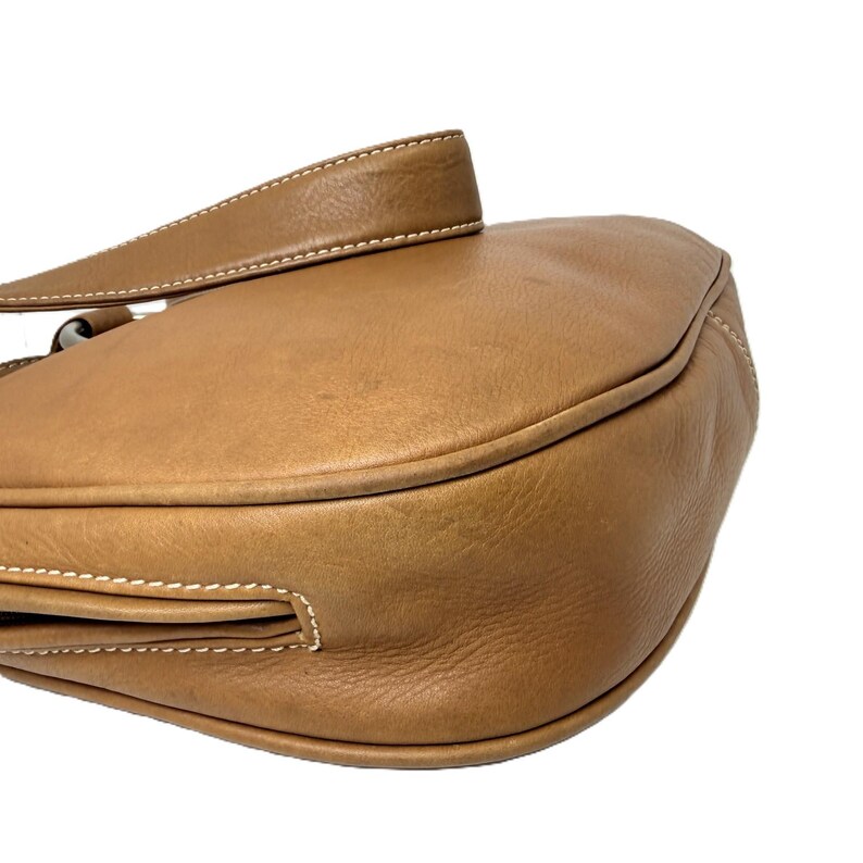 Pu&ograve; includere: Borsa a tracolla in pelle marrone chiaro con un design curvo. La borsa presenta una lunga tracolla e dettagli di cuciture bianche. La pelle ha un aspetto leggermente usurato. La borsa &egrave; su sfondo bianco.