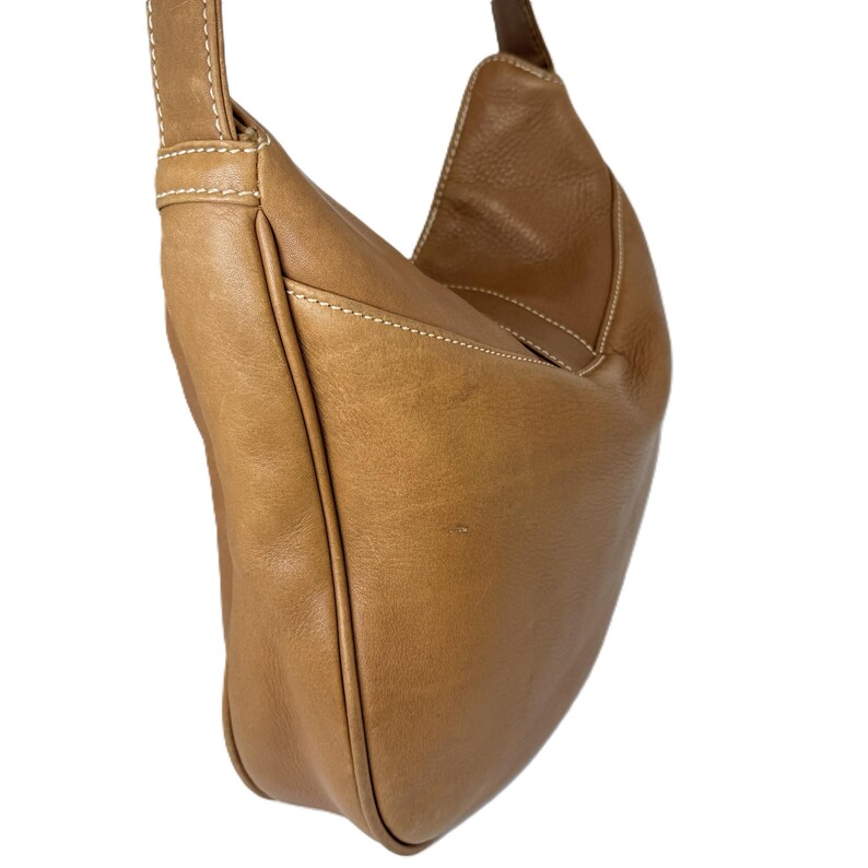 Pu&ograve; includere: Una borsa a tracolla in pelle marrone con un design curvo. La borsa presenta cuciture bianche lungo le cuciture e una lunga tracolla. La borsa &egrave; realizzata in morbida pelle liscia.