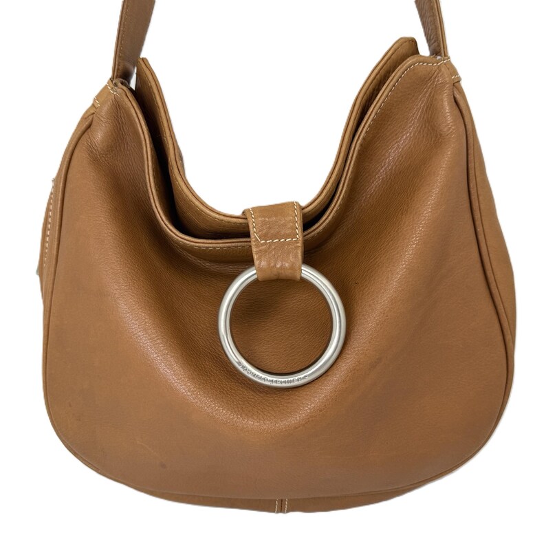 Pu&ograve; includere: Una borsa hobo in pelle marrone chiaro con chiusura ad anello in metallo argentato. La borsa ha una singola tracolla e una forma curva. La pelle sembra morbida e ha una leggera lucentezza. Lo sfondo &egrave; bianco.