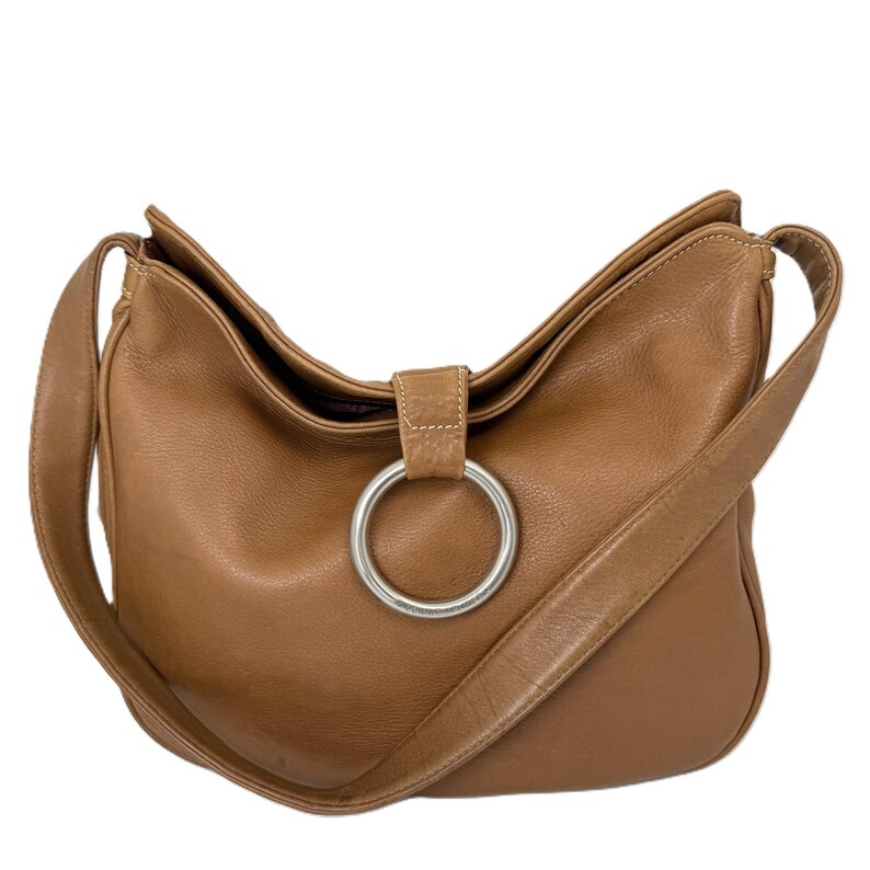 Pu&ograve; includere: Una borsa a tracolla in pelle marrone con chiusura ad anello in metallo argentato. La borsa ha una lunga tracolla e una forma curva. La pelle sembra liscia e ha una leggera lucentezza. La borsa &egrave; vuota e su sfondo bianco.
