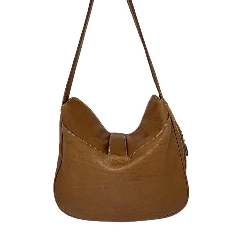 Pu&ograve; includere: Una borsa a tracolla in pelle marrone con un design curvo. La borsa ha una chiusura con patta e fibbia e una lunga tracolla. Le cuciture bianche accentuano i bordi della borsa.