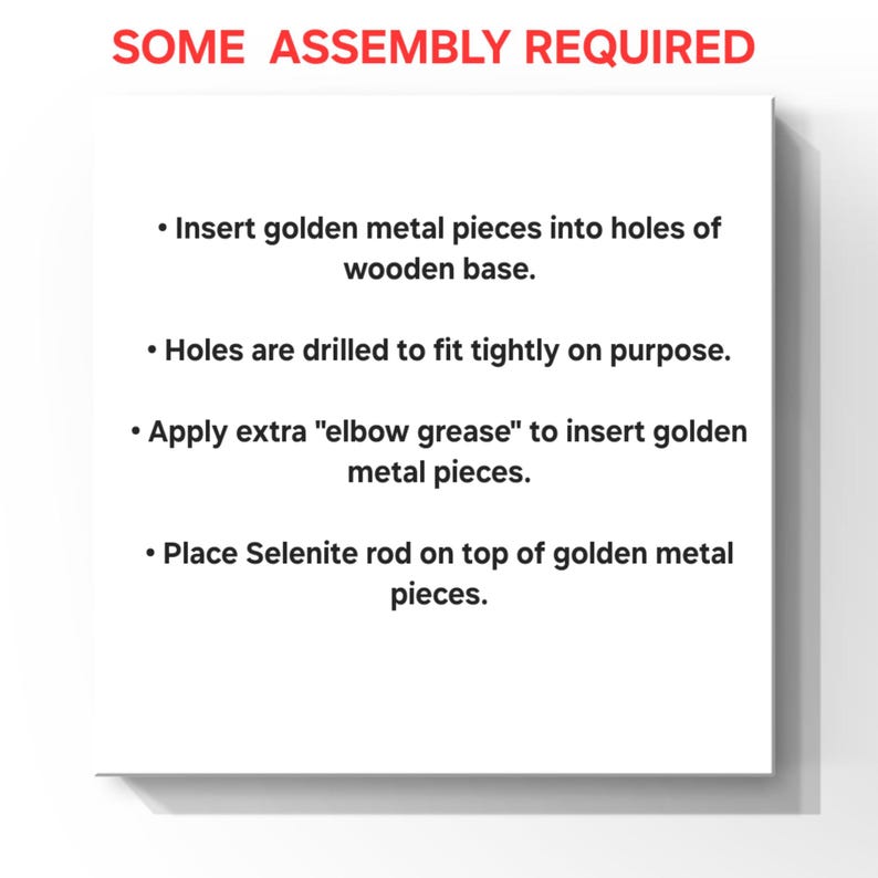 Puede incluir: Una tarjeta de instrucciones blanca con texto rojo en la parte superior que dice SOME ASSEMBLY REQUIRED. El texto negro enumera cuatro pasos: Insertar piezas met&aacute;licas doradas en los agujeros de la base de madera. Los agujeros est&aacute;n perforados para un ajuste apretado. Aplicar fuerza extra para insertar las piezas doradas. Colocar la varilla de selenita sobre las piezas doradas.