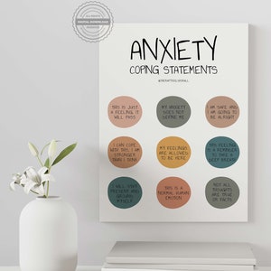 Pu&ograve; includere: Un poster stampabile con sfondo bianco e cerchi colorati che contengono affermazioni per affrontare l'ansia. Il testo sul poster recita "Anxiety Coping Statements @therapytoolsforall".