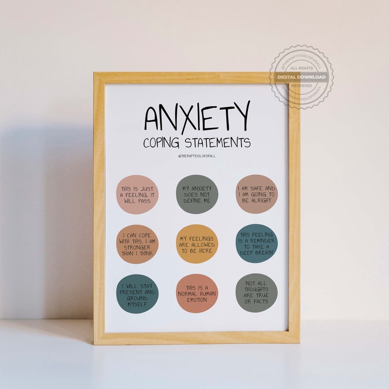 Pu&ograve; includere: Un poster stampabile con sfondo bianco e cornice in legno. Il poster presenta la parola "Ansia" in testo nero e le parole "Dichiarazioni di coping" in testo nero pi&ugrave; piccolo. Il poster &egrave; diviso in nove sezioni, ciascuna contenente una diversa dichiarazione di coping in testo nero su un cerchio colorato. Le dichiarazioni di coping sono: "Questo &egrave; solo un sentimento. Passer&agrave;", "La mia ansia non mi definisce", "Sono al sicuro e star&ograve; bene", "Posso farcela. Sono pi&ugrave; forte di quanto penso", "I miei sentimenti sono ammessi", "Questa sensazione &egrave; un promemoria per respirare profondamente", "Rimarr&ograve; presente e connesso a terra", "Questa &egrave; un'emozione umana normale", "Non tutti i pensieri sono veri o fatti".