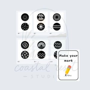 Può includere: Una collezione di dodici icone circolari nere con motivi geometrici bianchi tra cui raggi di sole, spirali, punti, stelle, arcobaleni e zigzag, accompagnata da una carta rettangolare con il testo Make your mark e una matita gialla.