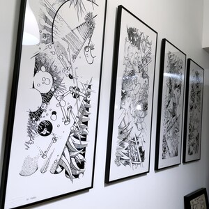 Puede incluir: Cuatro dibujos abstractos en blanco y negro, enmarcados en negro, cuelgan de una pared blanca. Los dibujos son de diferentes tamaños y formas, pero todos tienen un estilo similar. Los dibujos son muy detallados e intrincados.