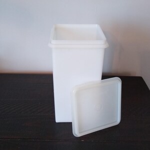 Vintage Tupperware Cracker Keeper, Saltine Container