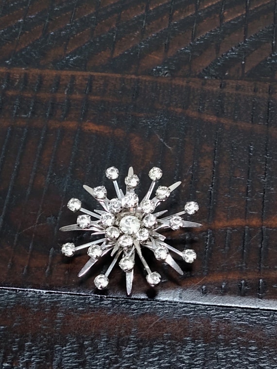 Snowflake Broach, Vintage Holiday Pin, Winter Jewe