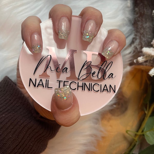 Nageltechniker, Schönheitssalon-Requisite, Nailfie-Scheibe. Acryl, individuelles Design, Farben, Geschäftsschild, Geschäftslogo. Nagelkünstlerin, Bildrequisite