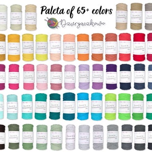 Op de afbeelding: Een verzameling van meer dan 65 kleuren katoenen koord, elke kleur is opgerold tot een bol en gelabeld met "Covered by Dzianigazkowo".