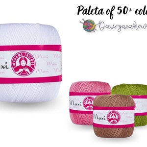 Könnte beinhalten: Verschiedene Spulen des Häkelgarns der Marke Maxi in Weiß, Rosa, Braun und Grün. Jede Spule hat ein rosa Etikett mit dem Markennamen und dem Logo. Der Text "Paleta of 50+ Farben" und "Dzierzaczkowo" sind ebenfalls sichtbar.