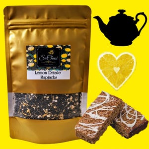 Może przedstawiać: Złoty woreczek z etykietą z napisem "SaChasi Lemon Drizzle Flapjacks". Woreczek zawiera luźną herbatę. Na pierwszym planie znajdują się dwa flapjacks z białą polewą czekoladową. W tle widoczny jest plaster cytryny i czarna sylwetka czajnika.