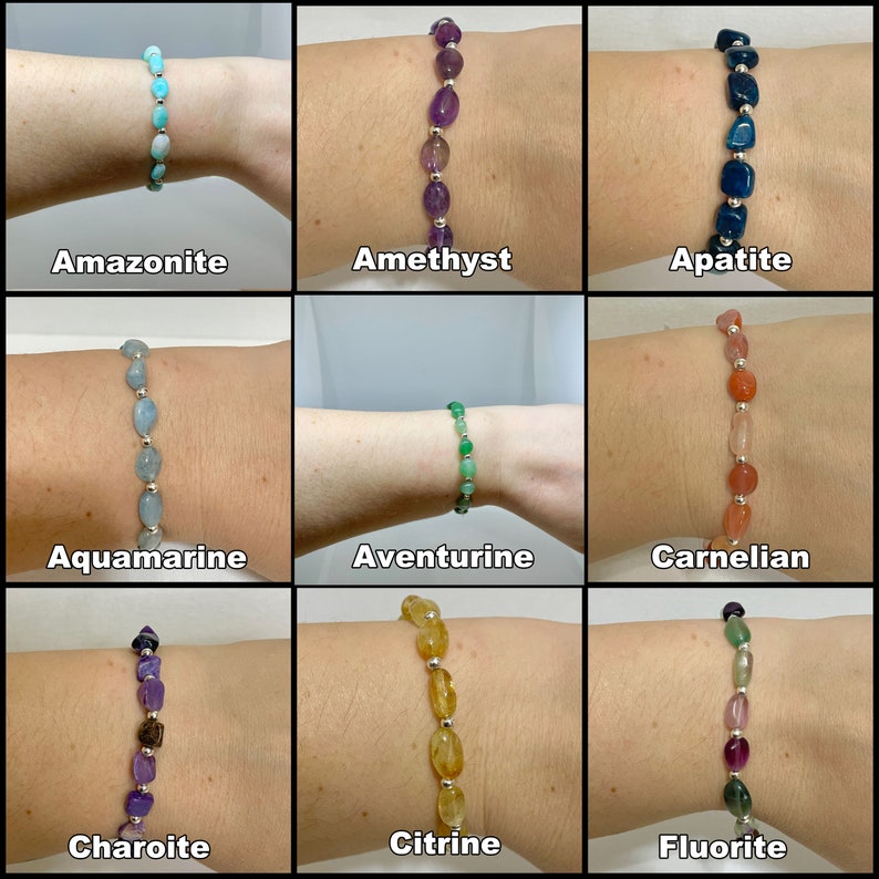 Peut inclure: Neuf bracelets en pierres pr&eacute;cieuses diff&eacute;rentes, chacun avec une couleur et un type de pierre diff&eacute;rents. Les bracelets sont dispos&eacute;s en grille de trois rang&eacute;es et trois colonnes. Les pierres sont toutes de forme ovale et sont enfil&eacute;es sur des cha&icirc;nes en argent. Les bracelets sont &eacute;tiquet&eacute;s avec les noms des pierres pr&eacute;cieuses&nbsp;: Amazonite, Am&eacute;thyste, Apatite, Aigue-marine, Aventurine, Cornaline, Charoite, Citrine et Fluorite.