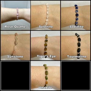 Peut inclure: Neuf bracelets en pierres pr&eacute;cieuses diff&eacute;rents sur le poignet d'une personne. Les bracelets sont faits de quartz rose, de s&eacute;l&eacute;nite, de sodalite, de pierre de soleil, d'&oelig;il de tigre, de tourmaline et d'unakite.