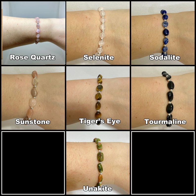 Peut inclure: Neuf bracelets en pierres pr&eacute;cieuses diff&eacute;rents sur le poignet d'une personne. Les bracelets sont faits de quartz rose, de s&eacute;l&eacute;nite, de sodalite, de pierre de soleil, d'&oelig;il de tigre, de tourmaline et d'unakite.