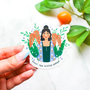 Ce que vous arrosez grandit autocollant en vinyle | Autocollant pour ordinateur portable | Autocollant de bouteille d'eau | Autocollant de plante | Cadeau pour elle | Santé mentale | Cadeau d'amant de plante