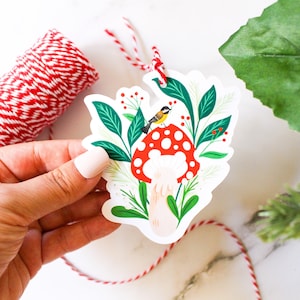 Lot de 8 étiquettes-cadeau champignon | Etiquettes pour cadeaux de Noël découpées | Champignon | Oiseau | Illustré et fabriqué à la main | Étiquette-cadeau avec ficelle
