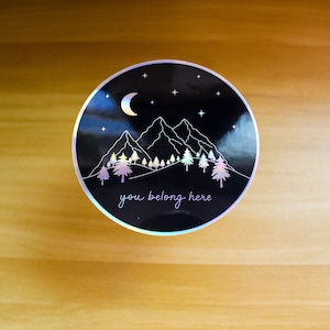 Tu appartieni qui - Adesivo olografico del cielo notturno / Luna / Stelle / Foresta / Salute mentale