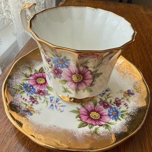 ELIZABETHAN Pristine Vintage Teacup & Saucer with Gold Rim Edging and Ornate handle ~ Elizabethan Staffordshire Jacobean English Bone China