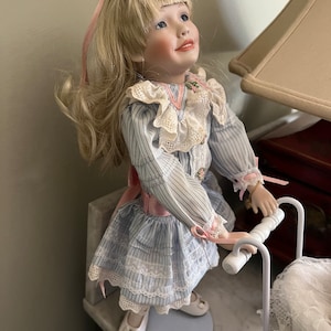 Porseleinen pop met kinderwagen teddybeer ~ Victoriaans geïnspireerde pop en wagen ~ kerstcadeau ~ gepensioneerde porseleinen verzamelpop