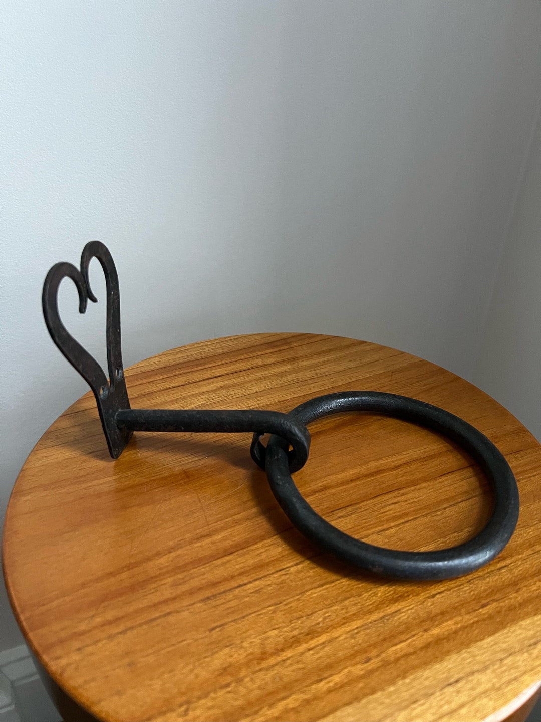 Rustic State Fred Cast Iron Towel Ring – Wall Mount Hand Towel Holder With Hammered Texture, Railroad Spike Look For Bathroom Or Kitchen – Black