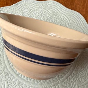 Vintage Friendship Pottery Blue Stripes Rührschüssel ~ 2-Quart Roseville Keramikschüssel ~ Made in USA ~ Hohes Sammlerstück, wie neuer Zustand