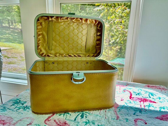 Vintage Amelia Earhart Train Case, Yellow Marble - image 3