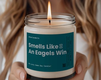 Può includere: Una candela color verde acqua e bianca con il testo "#Viral Candle Co. Smells Like An Eagles Win My Lucky Game Day Candle!"  Realizzata a mano con soia 100% naturale. 58-681 o 2650"