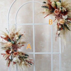 Boho Dusty Preserved Flowers Fiori secchi Arco nuziale, sfondo con festoni di fiori, pergolato di fiori di pampa, centrotavola per matrimonio boho