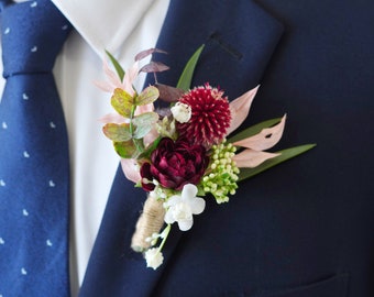Boutonnière bohème couleur soie rouge, broche/boutonnière du marié fleurs naturelles de mariage, bouquet de fleurs de mariage, boutonnière épingle de mariage