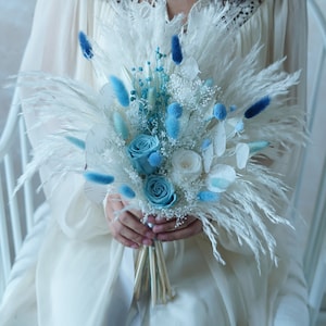 Blaue konservierte Rose Blume, Boho Hochzeit / Braut Blumenstrauß mit Eukalyptusblättern, Pampasgras Bouquet, Hochzeitsblumenstrauß